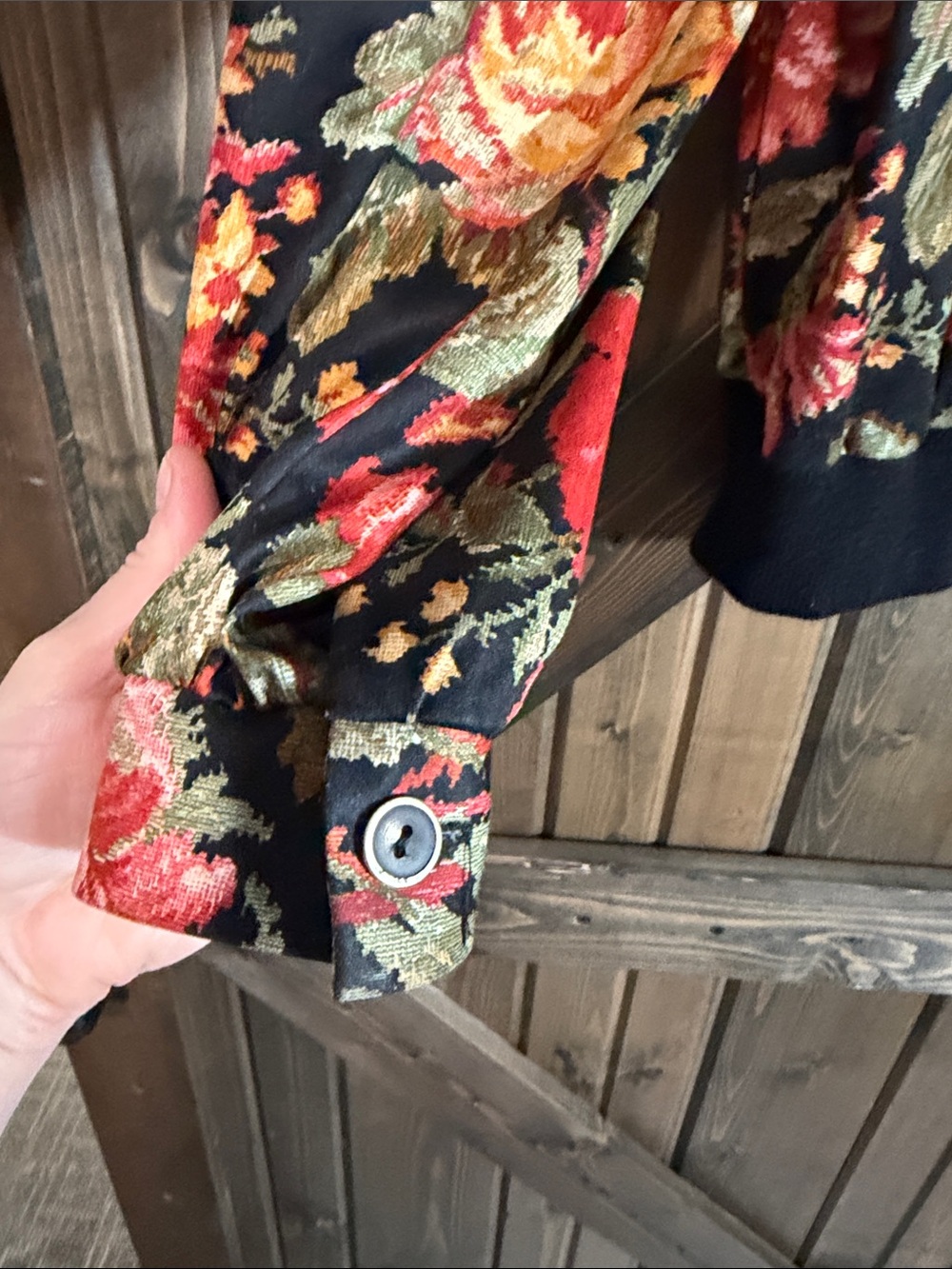 VINTAGE Floral Collared Button-Down Top in Black and Rose - Picture 4 of 6